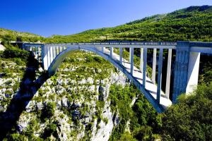 a bridge over a river on a mountain at LE CUPIDON in Montmeyan