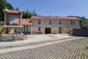 ein großes Steinhaus mit einem großen Gebäude in der Unterkunft Landras de Compostela in Santiago de Compostela