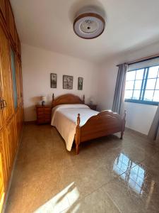 1 dormitorio con cama y ventana grande en Casa Atilano Las Puntas La Frontera El Hierro, en Las Puntas