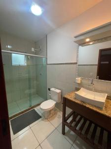 La salle de bains est pourvue d'une douche, de toilettes et d'un lavabo. dans l'établissement Casa Estelar, à Cabo Frio