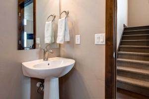 łazienka z umywalką, lustrem i schodami w obiekcie Retreat at Jordanelle 13548 by Moose Management w mieście Park City