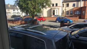 un grupo de coches estacionados en un estacionamiento en Fairhaven Guest Accommodation en Nottingham
