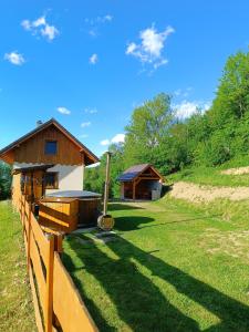 ein Haus mit einem Zaun vor einem Hof in der Unterkunft Horná chata u Bratrikov in Haligovce