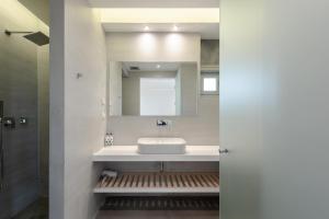 Ένα μπάνιο στο Sampatiki Suites & Spa - Luxury Seaview Suites - Opened 2024