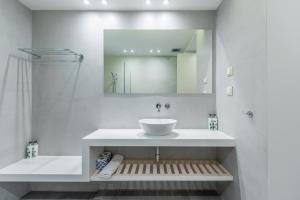 Ένα μπάνιο στο Sampatiki Suites & Spa - Luxury Seaview Suites - Opened 2024