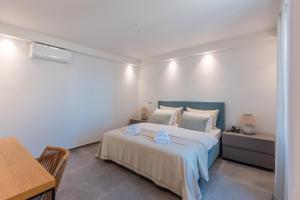 Ένα ή περισσότερα κρεβάτια σε δωμάτιο στο Sampatiki Suites & Spa - Luxury Seaview Suites - Opened 2024