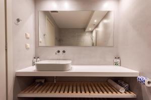 Ένα μπάνιο στο Sampatiki Suites & Spa - Luxury Seaview Suites - Opened 2024