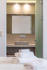 Ένα ή περισσότερα κρεβάτια σε δωμάτιο στο Sampatiki Suites & Spa - Luxury Seaview Suites - Opened 2024