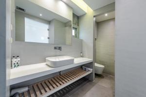 Ένα μπάνιο στο Sampatiki Suites & Spa - Luxury Seaview Suites - Opened 2024