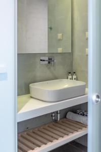 Ένα μπάνιο στο Sampatiki Suites & Spa - Luxury Seaview Suites - Opened 2024