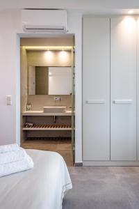 Ένα ή περισσότερα κρεβάτια σε δωμάτιο στο Sampatiki Suites & Spa - Luxury Seaview Suites - Opened 2024