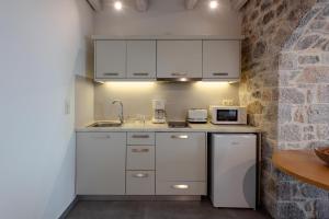 Η κουζίνα ή μικρή κουζίνα στο Sampatiki Suites & Spa - Luxury Seaview Suites - Opened 2024