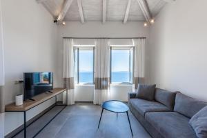 Μια τηλεόραση ή/και κέντρο ψυχαγωγίας στο Sampatiki Suites & Spa - Luxury Seaview Suites - Opened 2024