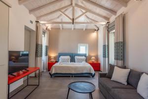 Ένα ή περισσότερα κρεβάτια σε δωμάτιο στο Sampatiki Suites & Spa - Luxury Seaview Suites - Opened 2024