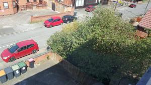un grupo de coches estacionados en una calle de la ciudad en Fairhaven Guest Accommodation en Nottingham