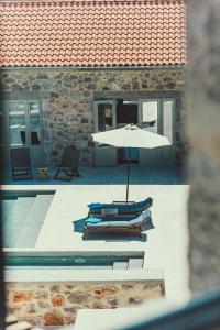 Πισίνα στο ή κοντά στο Sampatiki Suites & Spa - Luxury Seaview Suites - Opened 2024