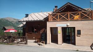 ein Gebäude mit einem Schild davor in der Unterkunft Yourte de montagne in Colmars