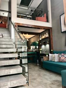 een woonkamer met een trap en een bank bij Brazilian Art & Free Parking - emitimos factura in Quetzaltenango