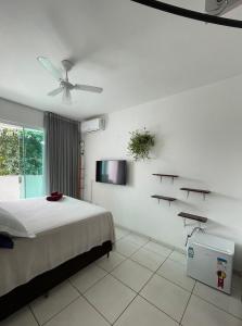 Schlafzimmer mit einem Bett und einem Flachbild-TV in der Unterkunft Casa Estelar in Cabo Frio
