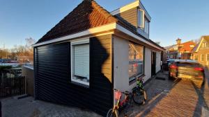 ein Haus mit zwei Fahrrädern, die draußen geparkt sind in der Unterkunft Het Huis Met De Groene Deur in Amsterdam