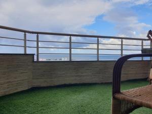 balcón con vistas al océano en Join Inn Apartments en Alexandria