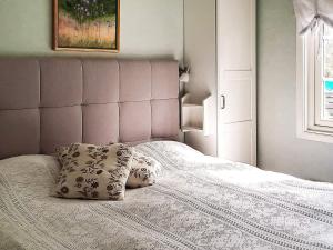 瑪麗費萊德的住宿－Holiday home MARIEFRED IX，卧室内的一张带两个枕头的床