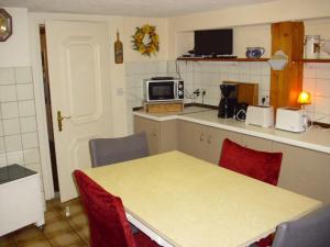 cocina con mesa y encimera en Beautiful apartment in a Black Forest house with conservatory, en Bernau im Schwarzwald