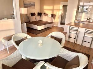 Ruang duduk di Lovely apartment in Neustadt
