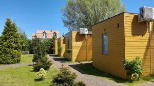 a row of tiny homes in a yard at Domki PrzystańTu in Jastarnia
