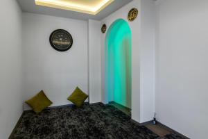 Zimmer mit einem grünen Bogen in der Wand in der Unterkunft Air Barbaros Hotel Trabzon in Trabzon