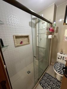 a bathroom with a glass shower with a toilet at Apto 2 quartos mobiliado no Pina Recife - Ao lado do shooping Rio Mar - COMPLETO - Piscina em manutenção in Recife +40 photos