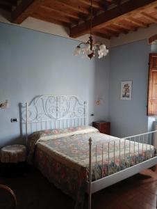 1 dormitorio con 1 cama en una habitación con techo en BeB Angelini, en Lucca