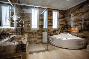 Koupelna v ubytování Ervini Boutique Hotel