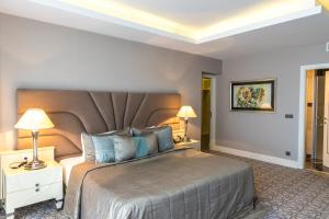 a bedroom with a large bed and two lamps at Qalaalti Hotel & Spa in Galaalti