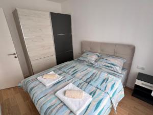 Giường trong phòng chung tại Apt Nina Centar