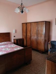 1 dormitorio con 1 cama y armarios de madera en BeB Angelini, en Lucca