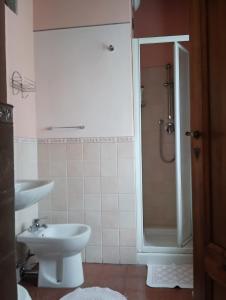 y baño con lavabo, aseo y ducha. en BeB Angelini, en Lucca