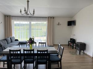 - une salle à manger et un salon avec une table et des chaises dans l'établissement Vila Trakai, à Trakai