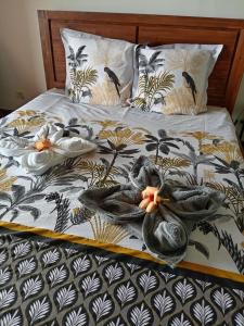 un lit avec une couette noire et blanche avec des serpents dessus dans l'établissement NEW Joli Studio avec Vue mer imprenable - wifi, à Saint-Leu