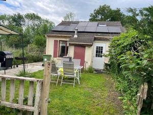 ein kleines Haus mit Sonnenkollektoren auf dem Dach in der Unterkunft villa pleine nature in Brétigny-sur-Orge