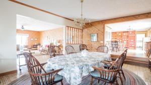 comedor con mesa y sillas en Big Family Lodge near ARK Sleeps 16, en Williamstown