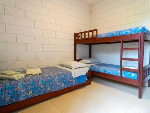 Casa Espetacular com Jacuzzi Churrasqueira e WIFI في ساو سيباستياو: يوجد سريرين بطابقين في غرفة مع