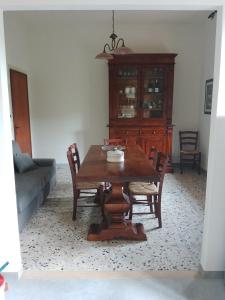 comedor con mesa de madera y sillas en Casa Camilla en Capannori