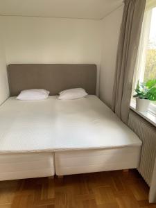Postel nebo postele na pokoji v ubytování Karlshamn 1 Sankt Anna Söderköping