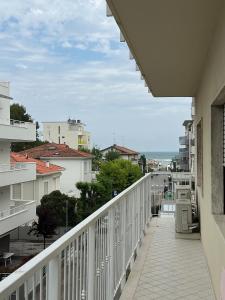 einen Balkon eines Gebäudes mit Meerblick in der Unterkunft Alba Apartment - Only Family in Riccione