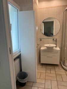 ein Bad mit einem Waschbecken und einem Spiegel in der Unterkunft Alba Apartment - Only Family in Riccione