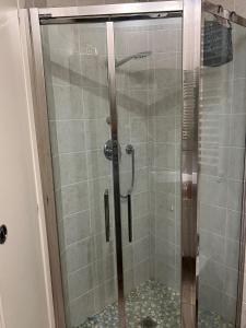 eine Dusche mit einer Glastür und einer Duschkabine in der Unterkunft Alba Apartment - Only Family in Riccione