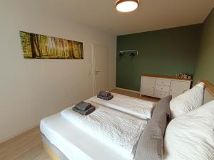 ein Schlafzimmer mit 2 Betten und Handtüchern darauf in der Unterkunft Ferienwohnung am Ruhrtalradweg in Arnsberg in Arnsberg