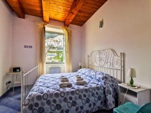 um quarto com uma cama e uma janela em Cristina Home em Vietri