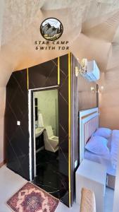 Habitación con espejo y cama. en STAR CAMP & WiTH TOR, en Wadi Rum